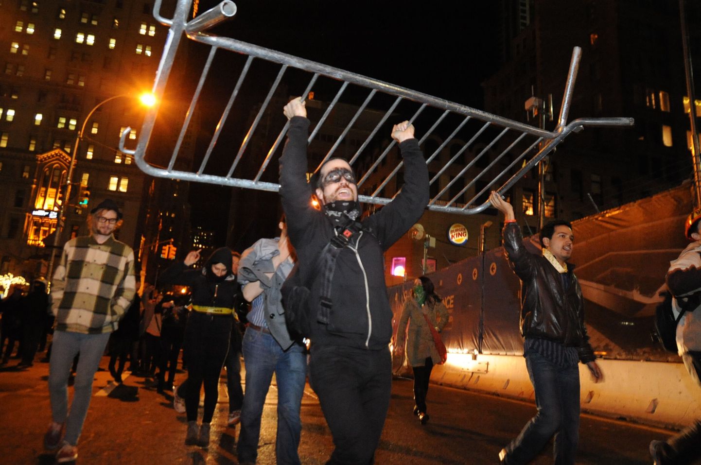 Occupy Wall Street protestijatel õnnestus osa metallpiirdeaedu eemaldada