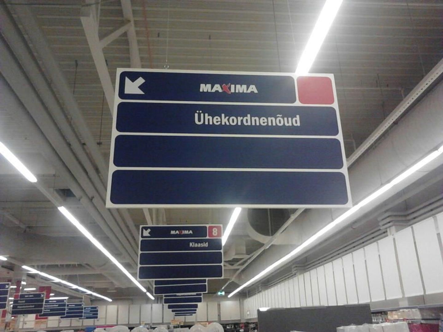 Pärnus Maxima hüpermarketis 10. aprillil rippunud silt kirjaga "Ühekordnenõud".