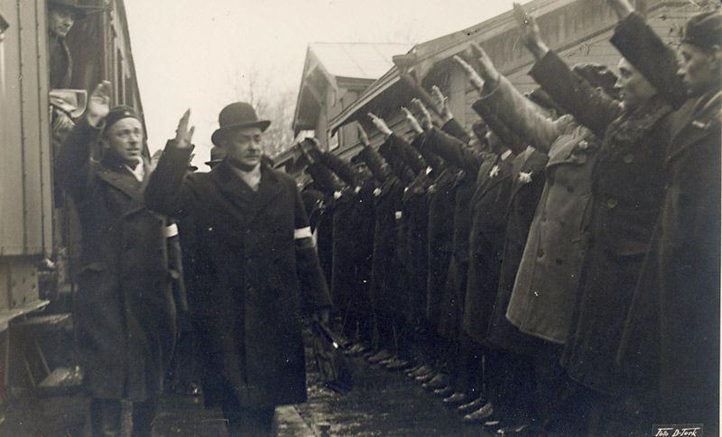 ​Kindral Andres Larka vastuvõtmine Võru raudteejaamas Võru vabadussõjalaste lipu õnnistamise päeval. 12.11.1933.