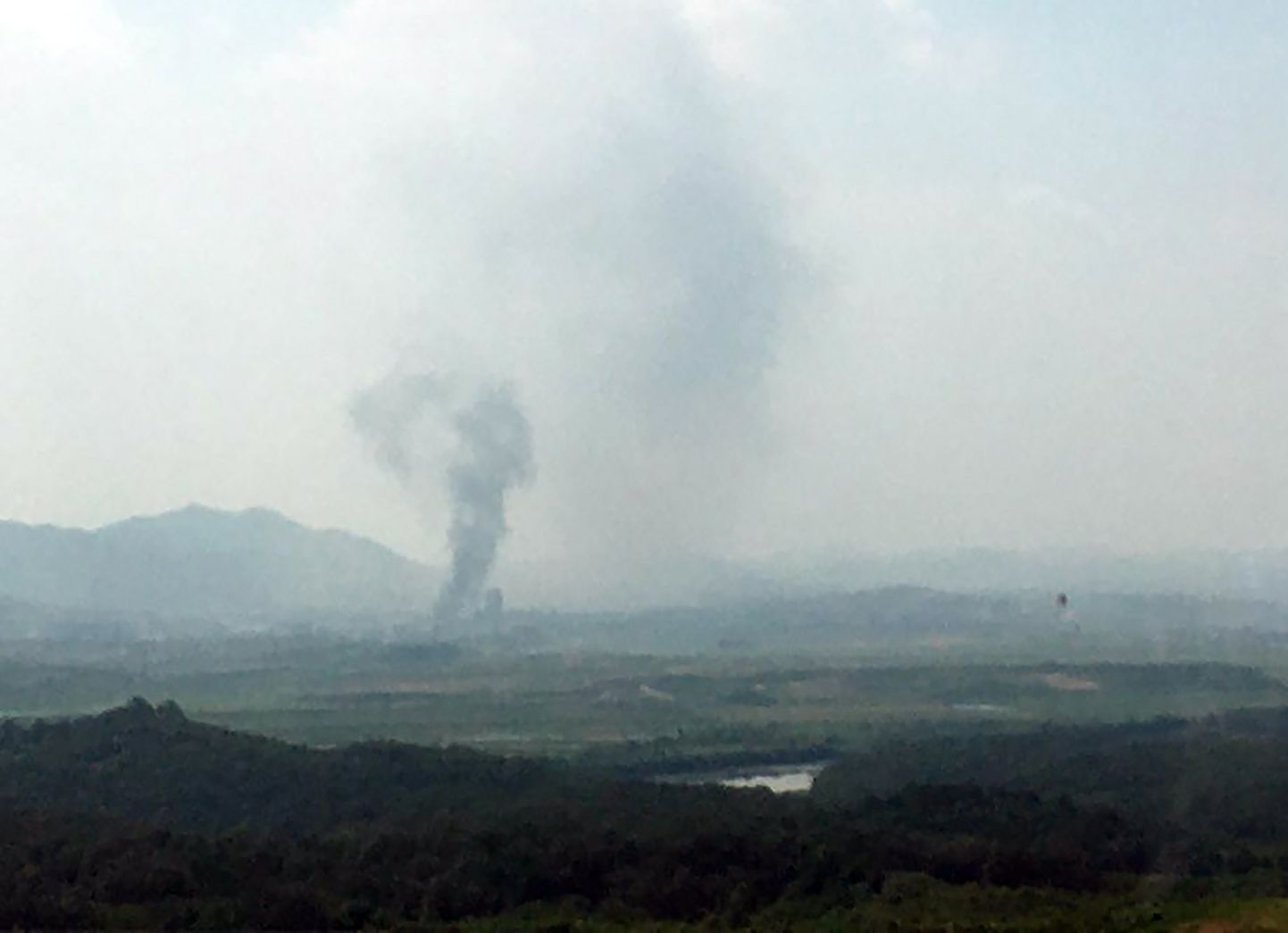 В районе межкорейского индустриального комплекса в приграничном Кэсоне в КНДР произошел взрыв, над местом происшествия поднимаются клубы дыма.