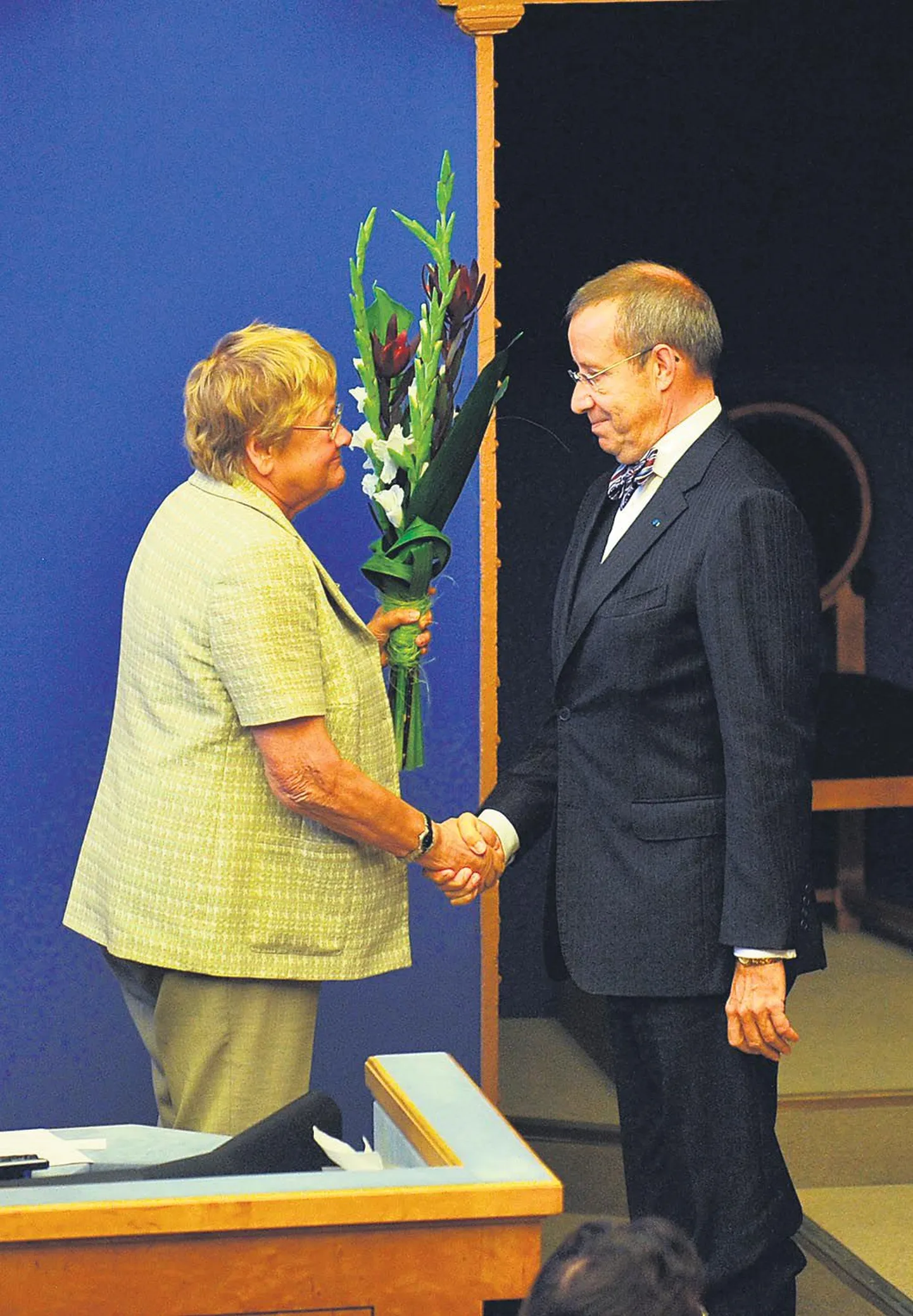 Riigikogu esimehe Ene Ergma käepigistus ja lillekimp andsid lõpliku kinnituse Toomas Hendrik Ilvese presidendiks saamisele.