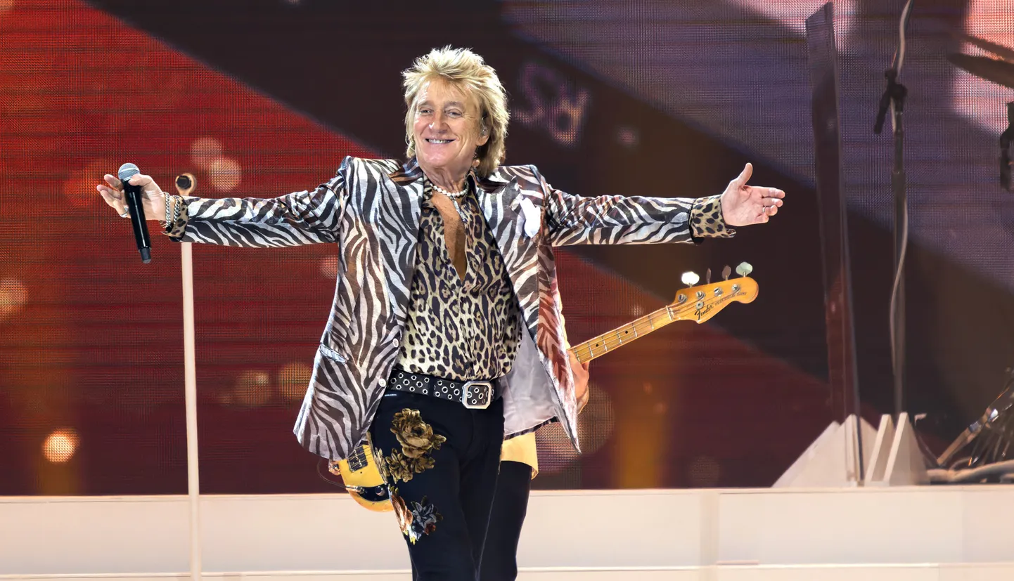 79-aastane Rod Stewart tuuritab nagu noor mees, aga tal on tekkinud uued kummalised harjumused.