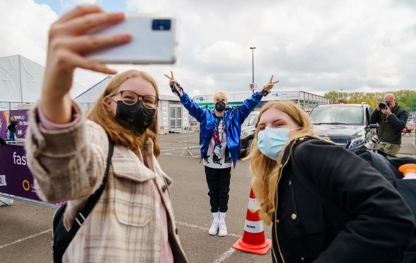 Eurovisiooni fännid Saksamaa esindaja Jendrik Sigwartiga. Ajakirjanikud Saksamaale kõrget kohta ei ennusta.