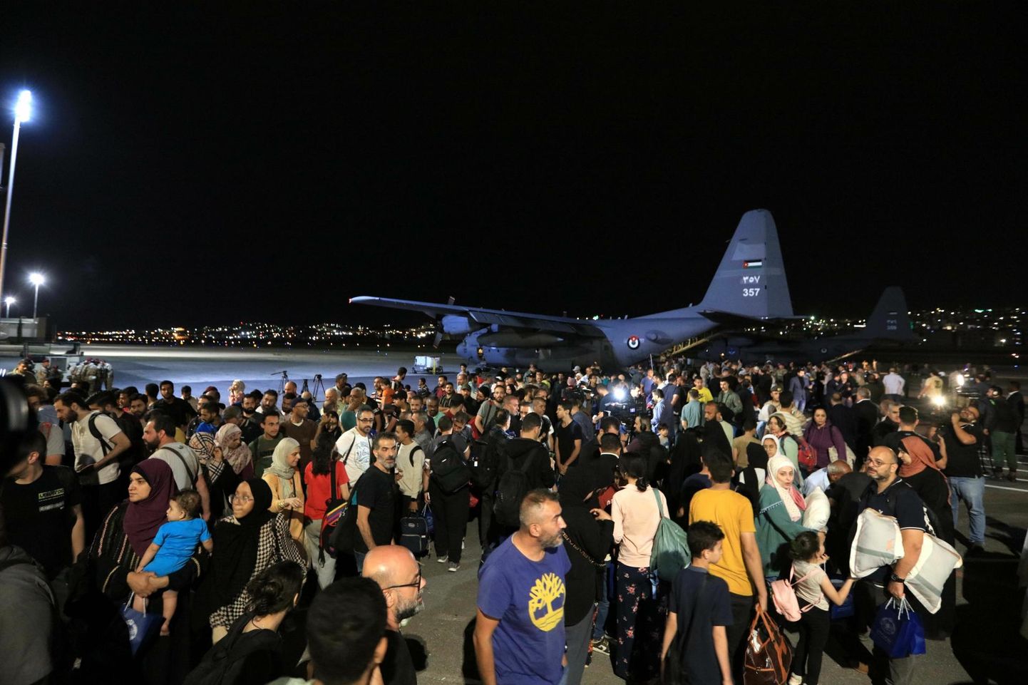 Hartumist evakueeritud välisriikide kodanikud saabumas Jordaaniasse Ammani Marka lennuväljale. 