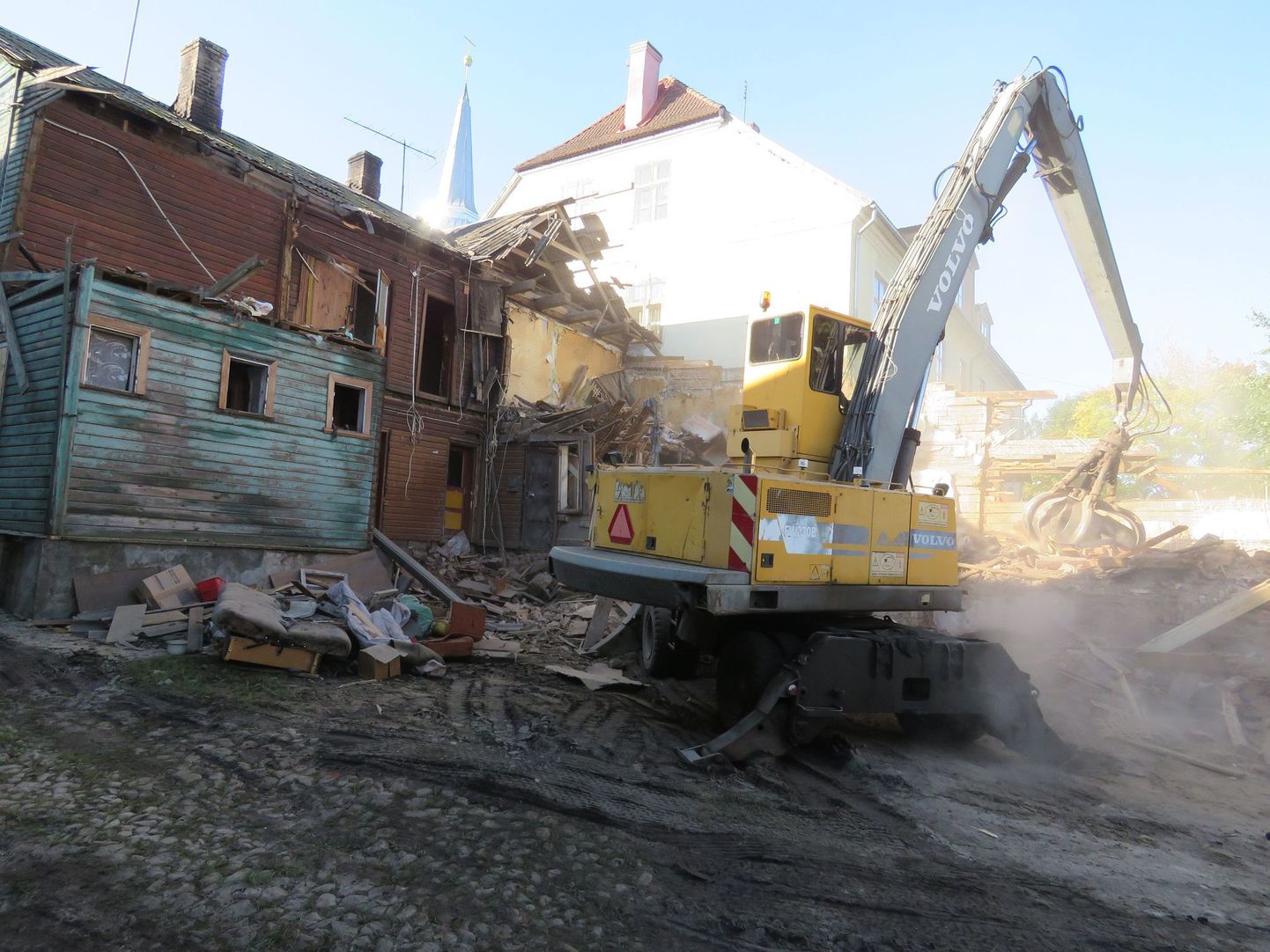 Kesk 20 muinsuskaitsealuse maja lammutamine Valgas tänavu sügisel käis kiirelt. Kõige rohkem on probleemseid korterelamuid praegu Ida-Viru ja Valga maakonnas.