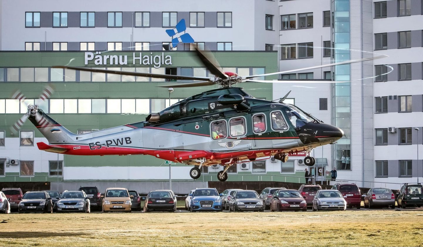 Pilt on illustreeriv. Piirivalve helikopter Pärnu haigla juures.