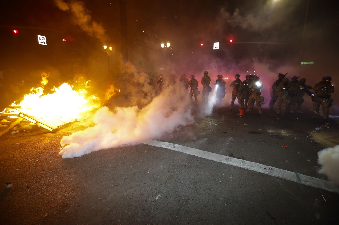 Föderaaljõudude ja meeleavaldajate kokkupõrked Portlandis jätkusid ka ööl vastu 25. juulit.