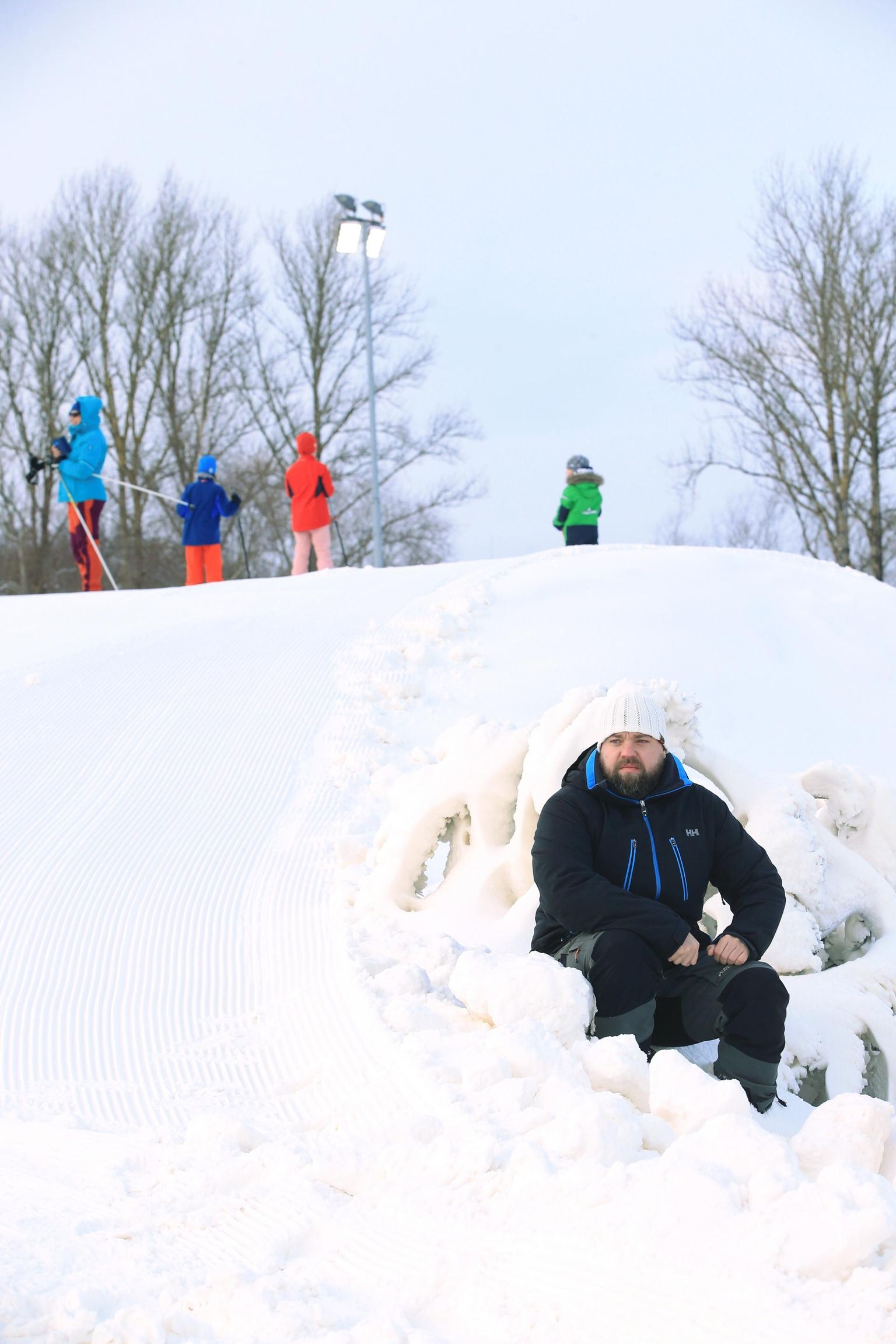 Eile lõpetas Tähtvere spordipargi haldusjuht Marti Viilu tänavuse «teise külmalaine» lumeteo. Praegu veel jagub lund nii suusatajatele kui ka kelgutajatele.