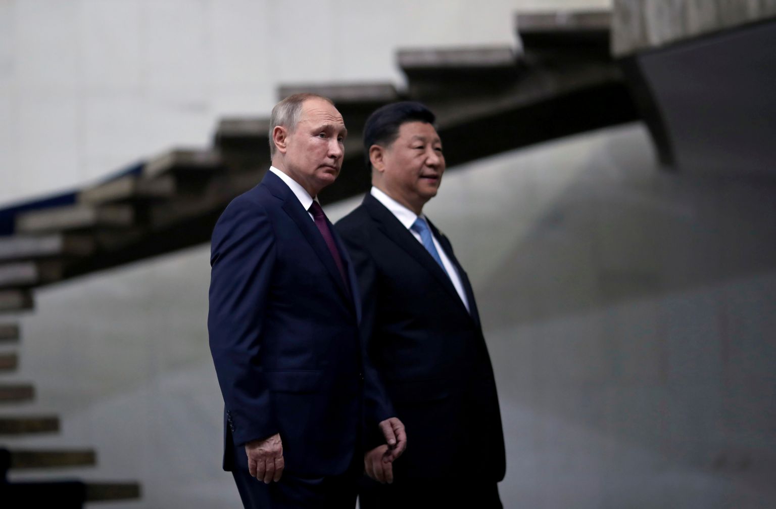 Venemaa president Vladimir Putin ja Hiina ametivend Xi Jinping 14. novembril 2019 Brasiilias BRICSi tippkohtumisel trepist alla tulemas.