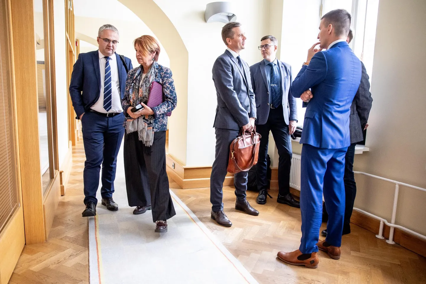 Riigikontrolör Janar Holm (vasakul) saabus riigikogu korruptsioonivastase komisjoni istungile koos komisjoni liikmete ja kliimaministeeriumi asekantsleri Antti Toomingaga (paremal).