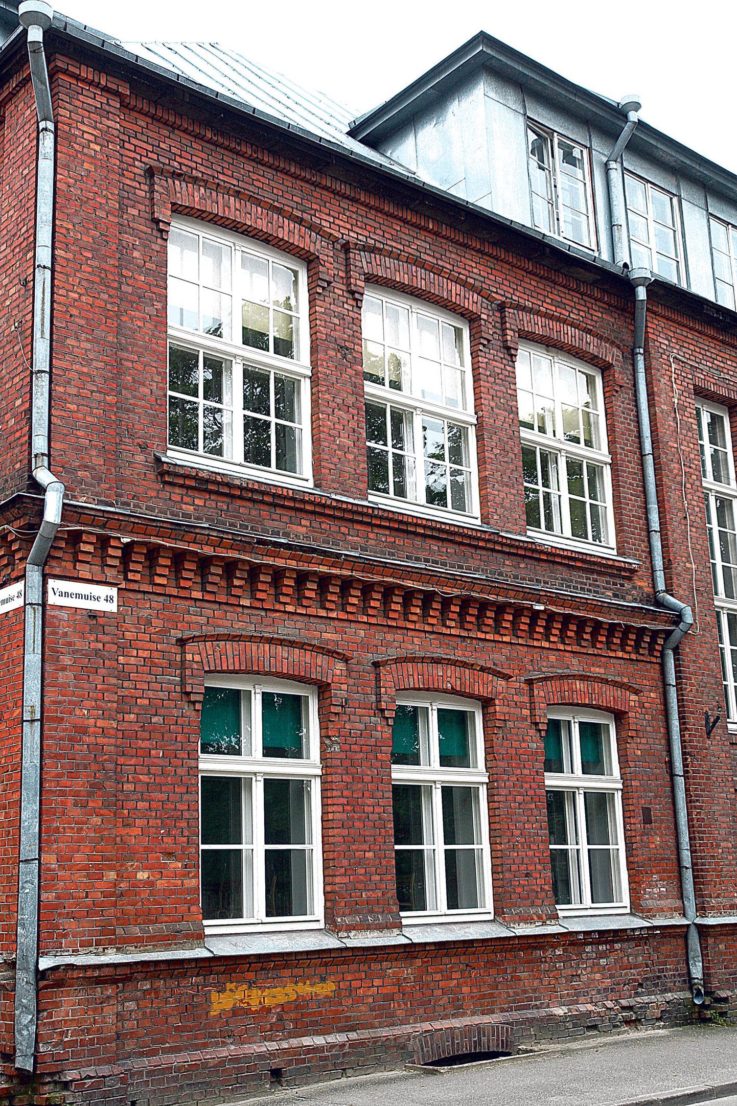 Mart Reiniku gümnaasiumi vana maja Vanemuise 48, kus praegu õpivad põhikoolilapsed.