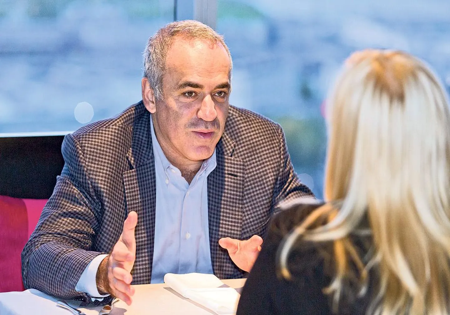 Urmasotilik ülekuulamine: Garri Kasparov annab Swissoteli kõrgeimal korrusel ajakirjanik Kristel Kossarile oma tegemistest aru.