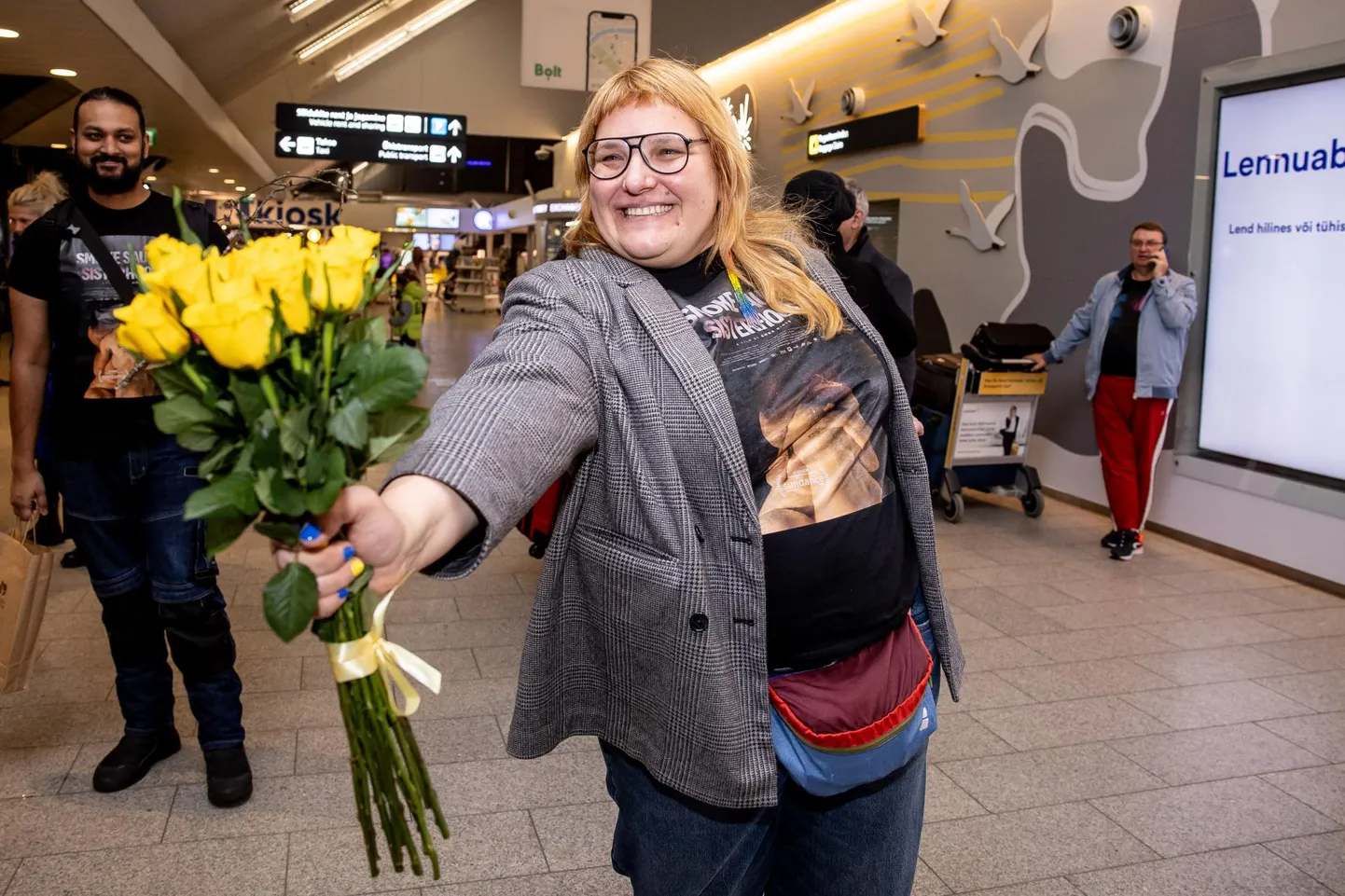 «Savvusanna sõsarate» režissöör Anna Hints hiljuti Tallinna lennujaamas toimunud vastuvõtul, kui ta oli just saabunud Saksamaalt. Nimelt jagati Berliinis Euroopa filmiakadeemia auhindu ja tema linateos pärjati Euroopa parimaks dokumentaalfilmiks.