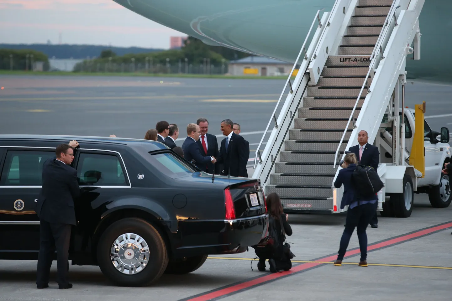 Урмас Паэт встречает Барака Обаму в Таллиннском аэропорту.