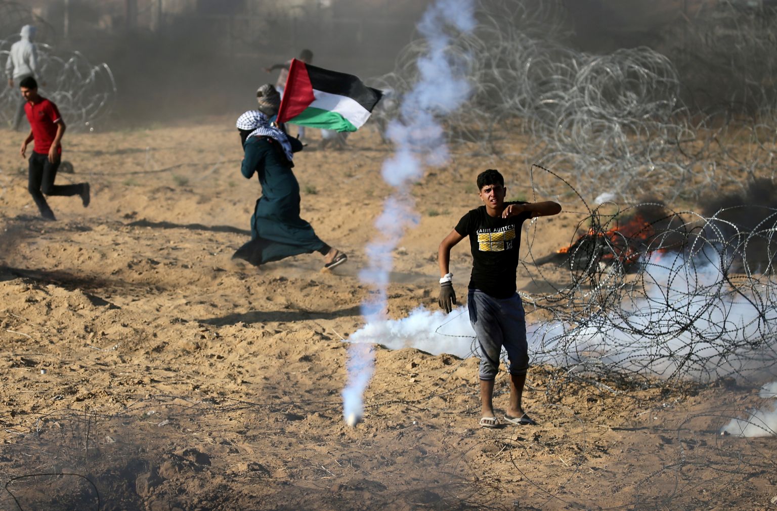 Kividega loopivaid palestiinlasi üritatakse ohjeldada muu hulgas pisargaasiga.