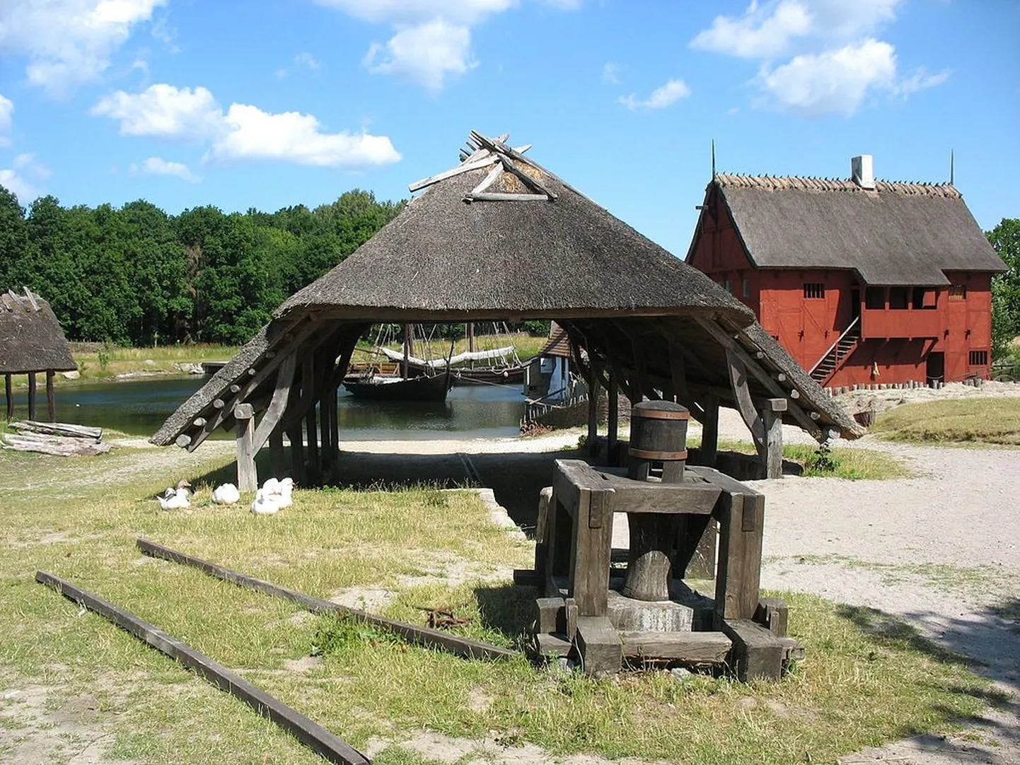 Keskajakeskuses asuv paadimaja.