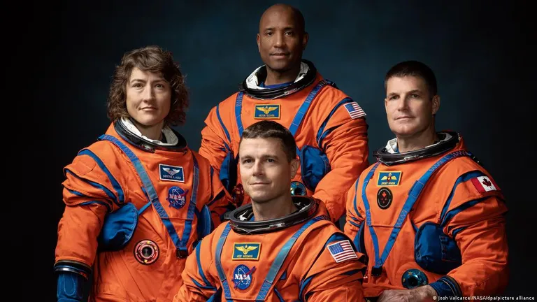 Экипаж американского космического корабля Orion, которому в ноябре 2024 предстоит в рамках программы Artemis-2 облететь Луну