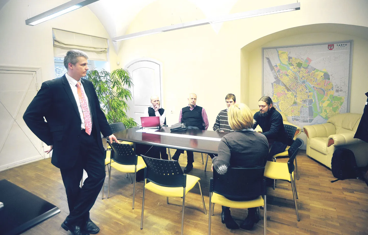 Linnavalitsuse esindajad abilinnapea Raimond Tamm (vasakult) ja linnasekretär Jüri Mölder andsid eile Tõnissoni maja hõivajatele üle nõudekirja, mis puudutab Anna Haava 7a kinnistu üleandmist.