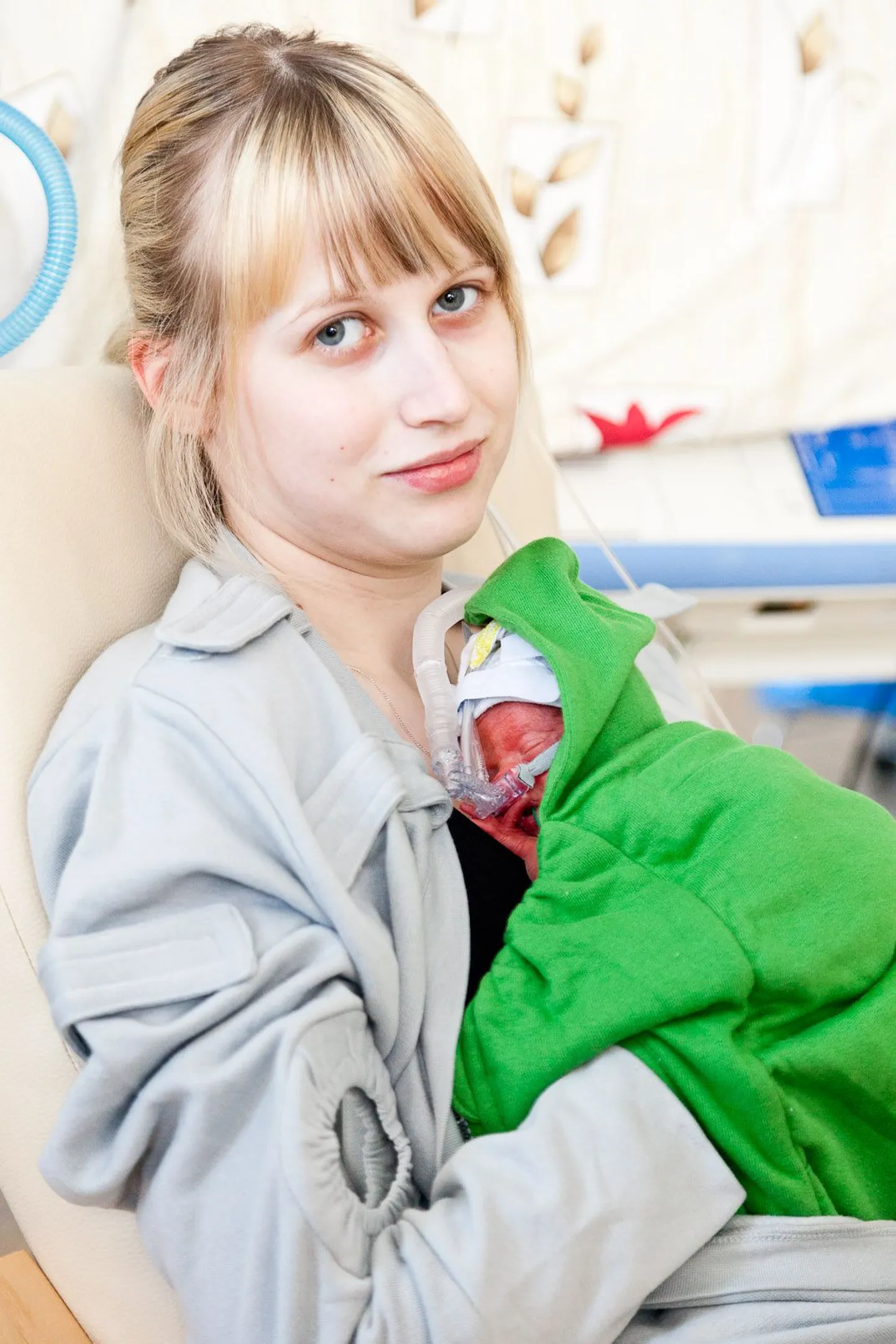 «Känguruema» Kaisa, kelle väike Marta Luisa sündis 26. rasedusnädalal ja on pildil kaks päeva vana.