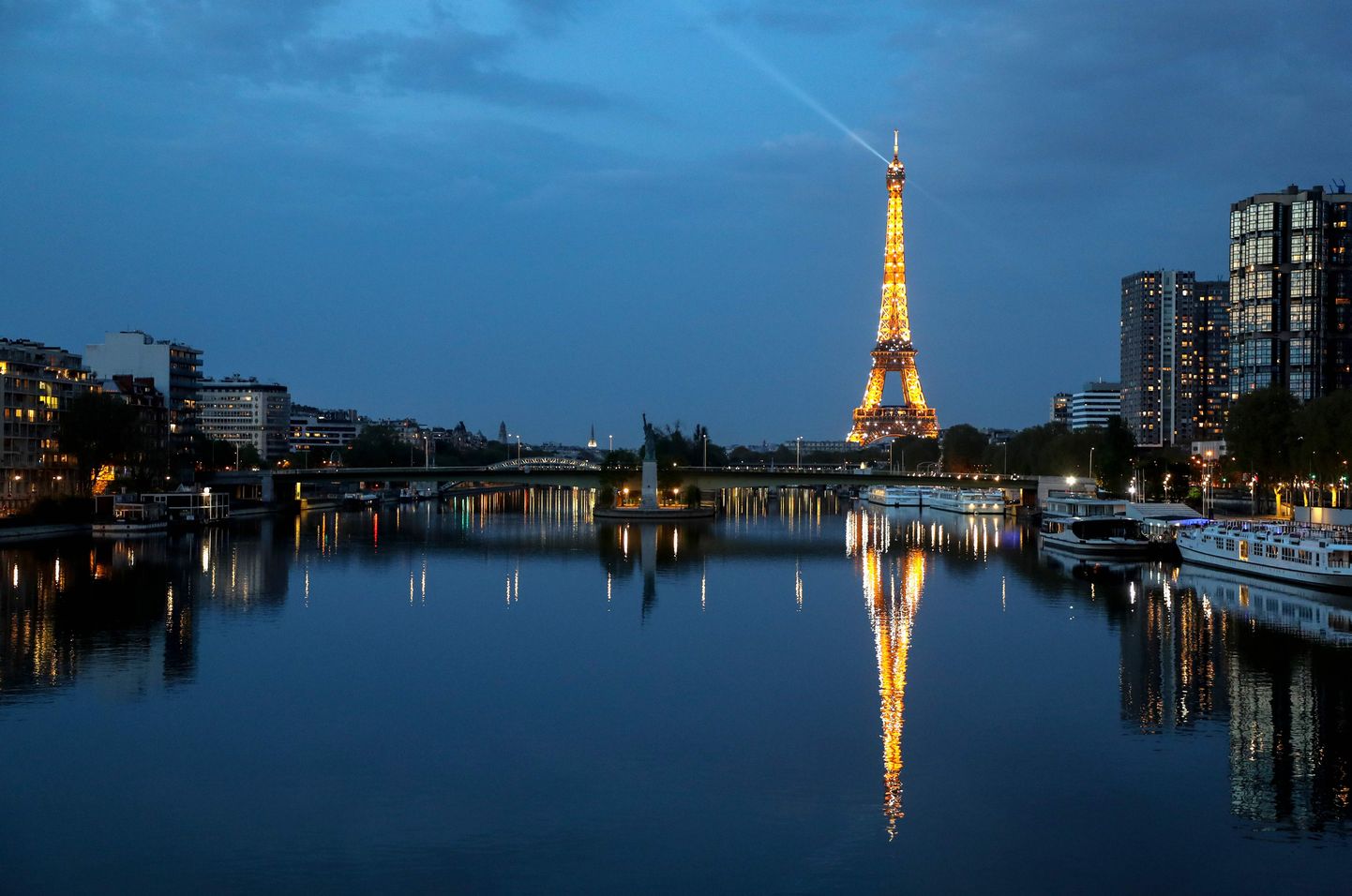 Eiffeli torn ja selle peegeldus tüüne Seine'i pinnal pühapäeval, mil Pariisis kehtisid 27. päeva ranged liikumispiirangud.