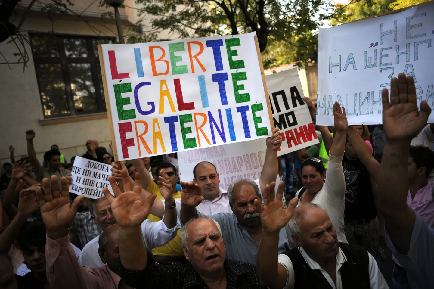 Bulgaaria mustlased protesteerimas Prantsusmaa saatkonna ees.
