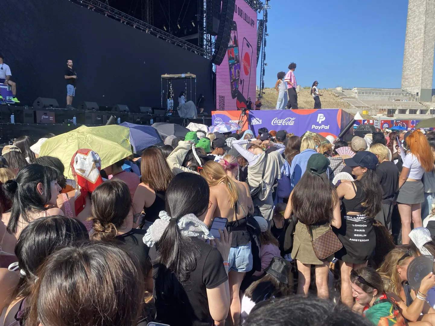 Fännid on Berliinis Lollapalooza festivalil ootamas Lõuna-Korea bändi esinemist.