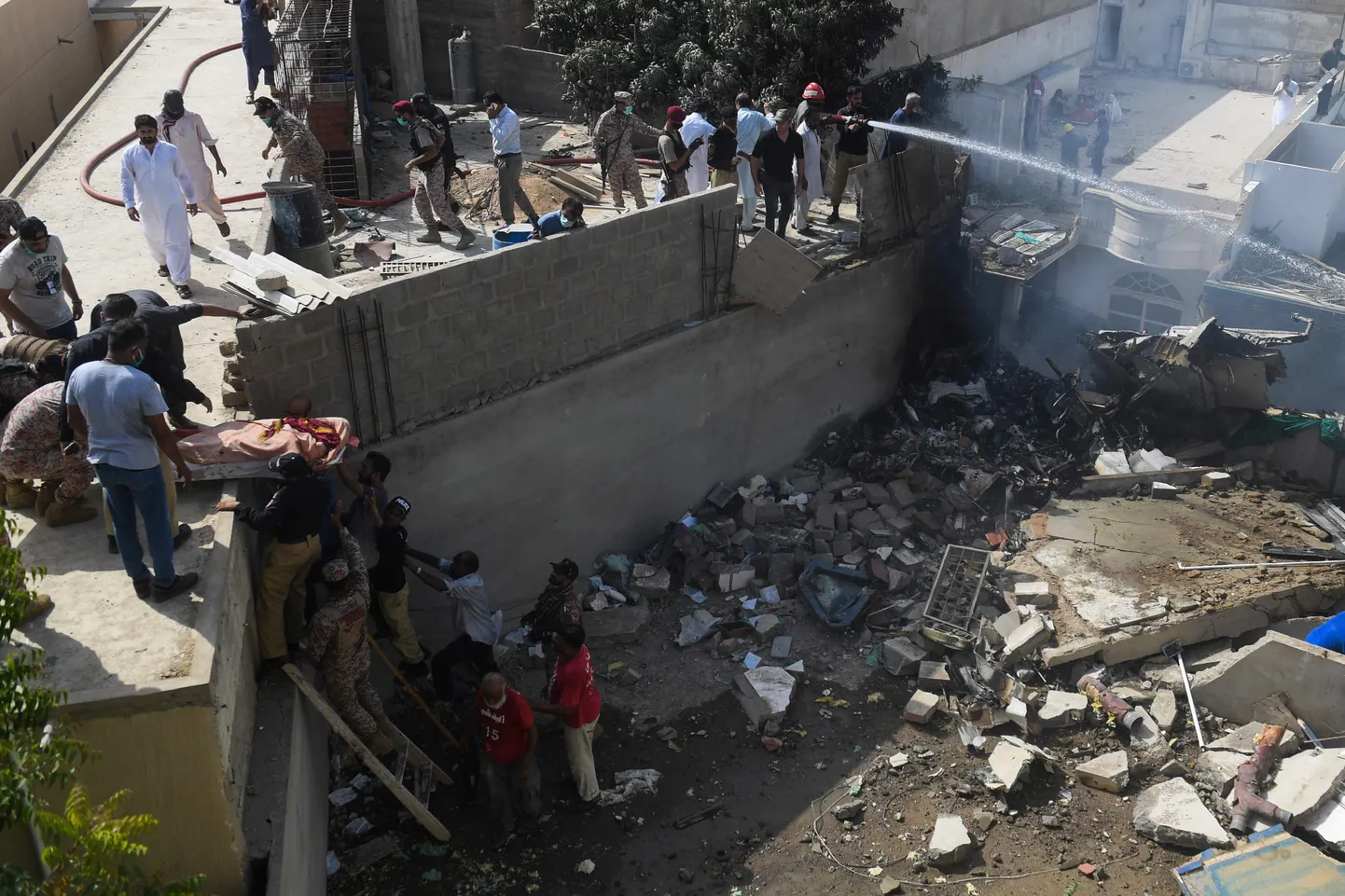 Päästetöötajad Karachis elumajade vahele kukkunud Pakistan International Airlinesi lennuki rususid kustutamas. Lennuki pardala oli üle saja inimese.
