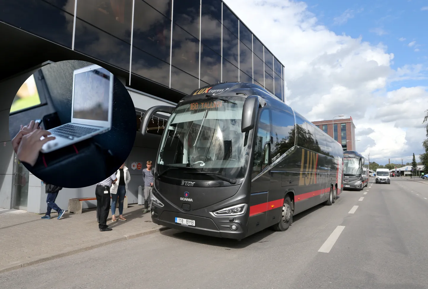 Noormees unustas bussi sülearvuti ja leidis hiljem selle vahelt üllatuse. Pilt on illustreeriv.