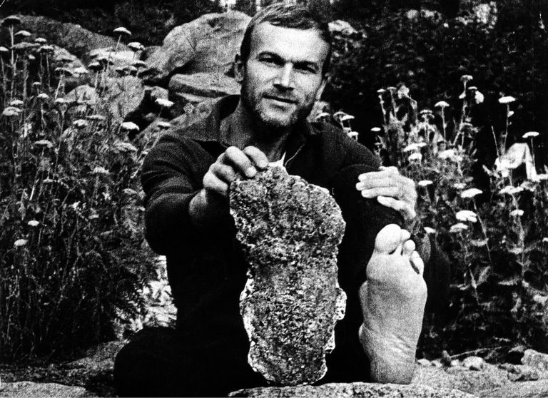 Venelasest lumeinimeseotsija Igor Bourtsev näitamas suurest jalajäljest tehtud vormi, võrreldes seda oma jalaga. Väidetavalt leiti 34-sentimeetrine jalajälg Tadžikistanist Pamiiri mäestikust