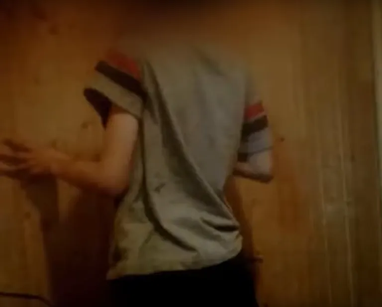 Kasuisa filmis poisi karistamist ja olgugi, et ta kustutas videod oma telefonilt taastas politsei kuus klippi, mis esitati kohtus asitõenditena.