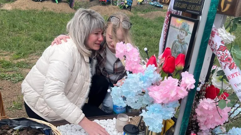 Яна, чей сын был убит в начале этого года, говорит, что не может жить на земле, захваченной Россией.