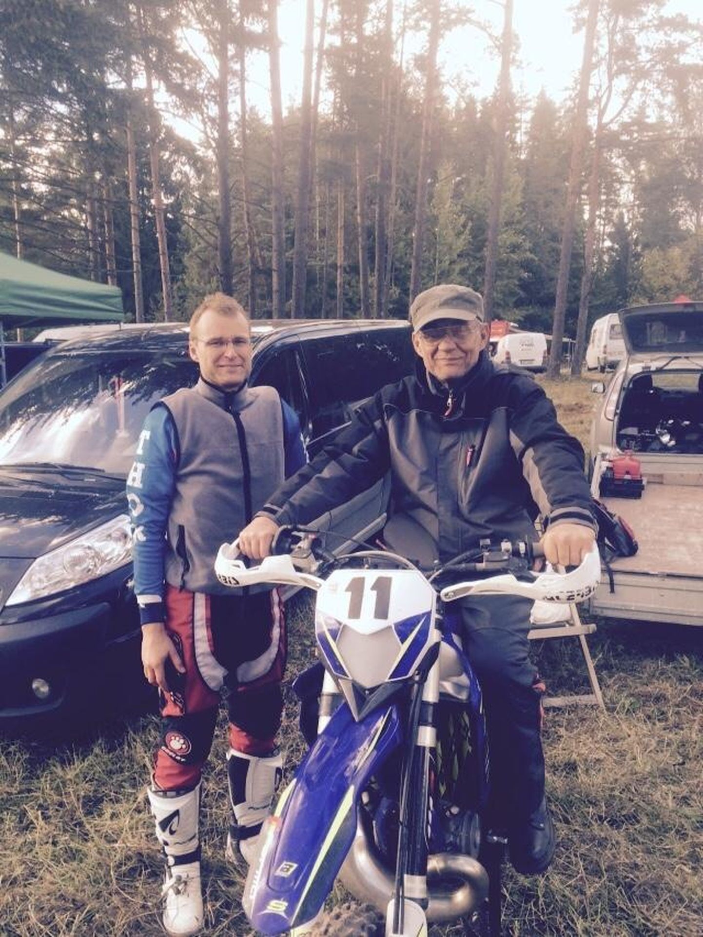 Mait Kindlam (vasakul) koos nüüdseks meie seast lahkunud isa Tiiduga mehaanikute motokrossil.