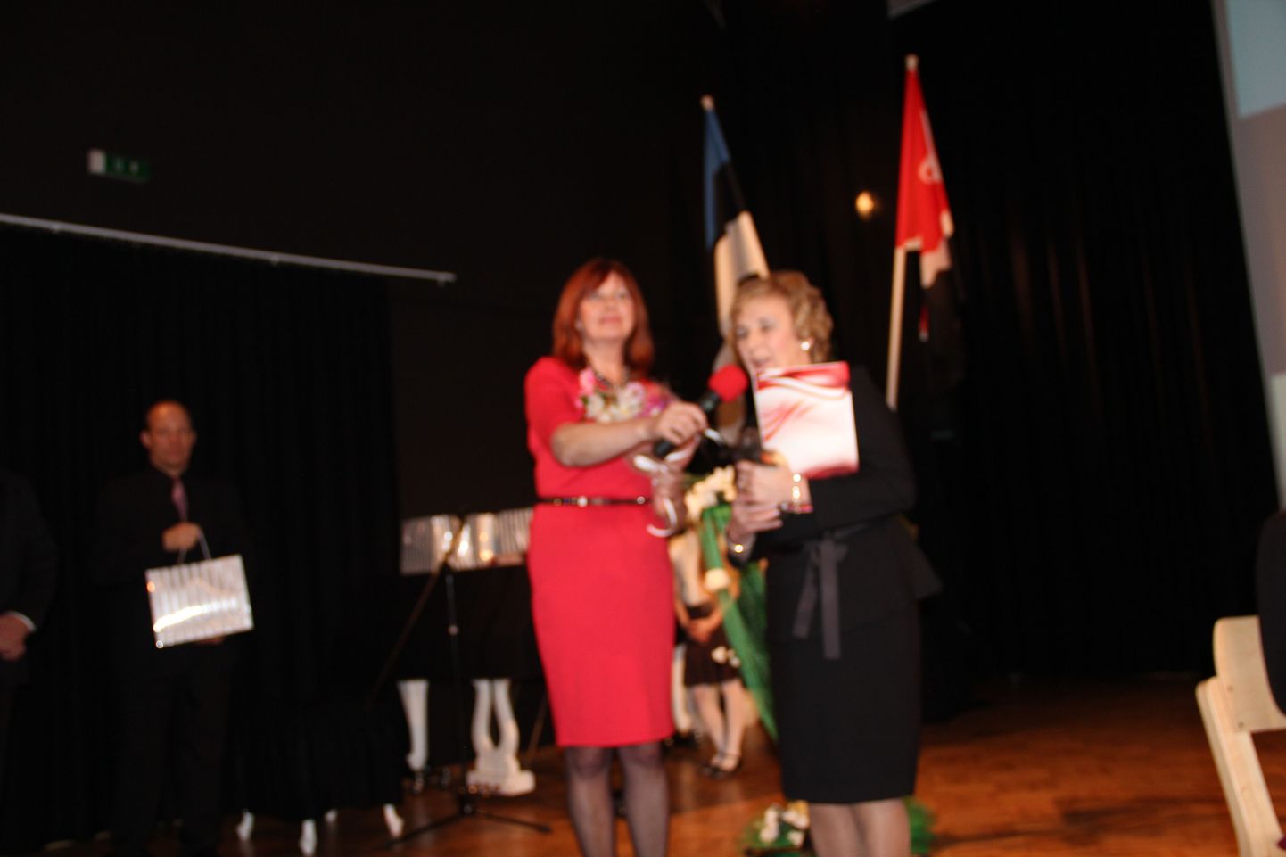 Elutööpreemia pälvis arst Katrin Kallas (paremal), teda küsitleb kultuurikoja juhataja Heili Pihlak.
