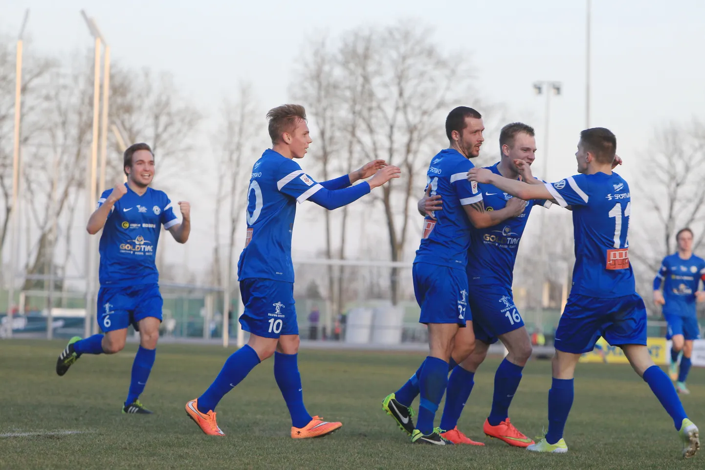 Tammeka (sinises) mängis 6. voorus Tamme staadionil Narva Transi vastu ja jättis võidu koju 3:1.