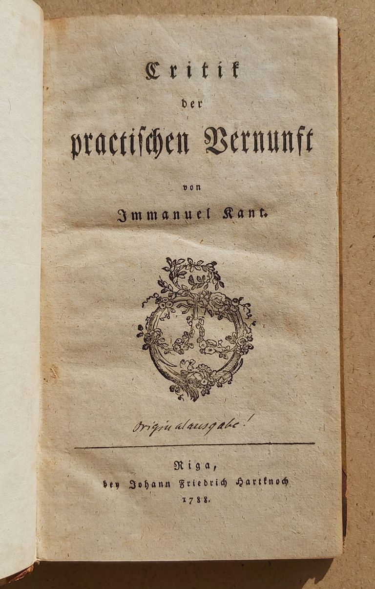 Imanuela Kanta darbs “Praktiskā prāta kritika” (1788), kas iespiests Johana Frīdriha Hartknoha apgādā Rīgā. 
