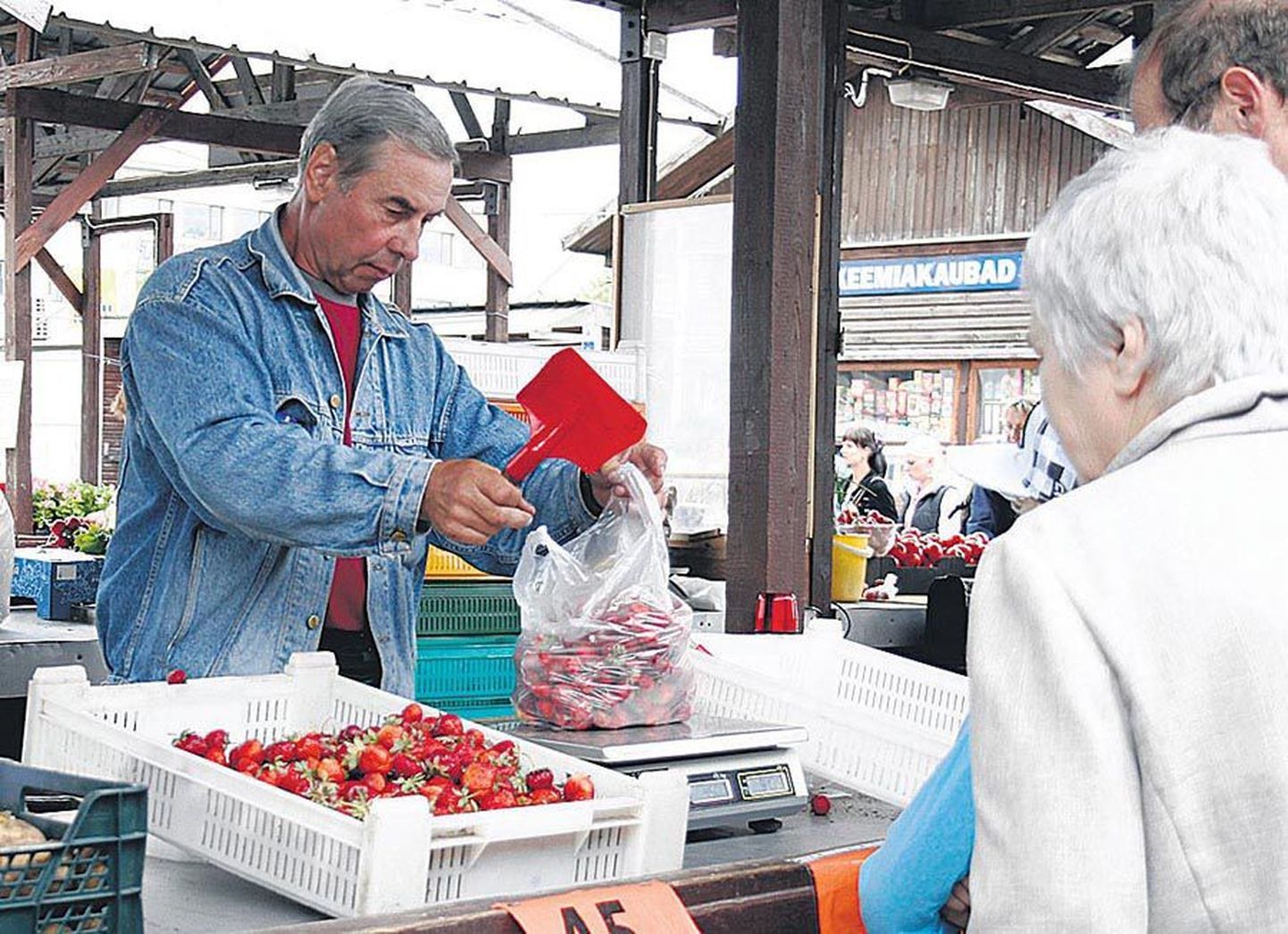 Valgamaa taluperemees Heino Ilisson müüs maasikaid konkurentidest tunduvalt soodsama hinnaga.
