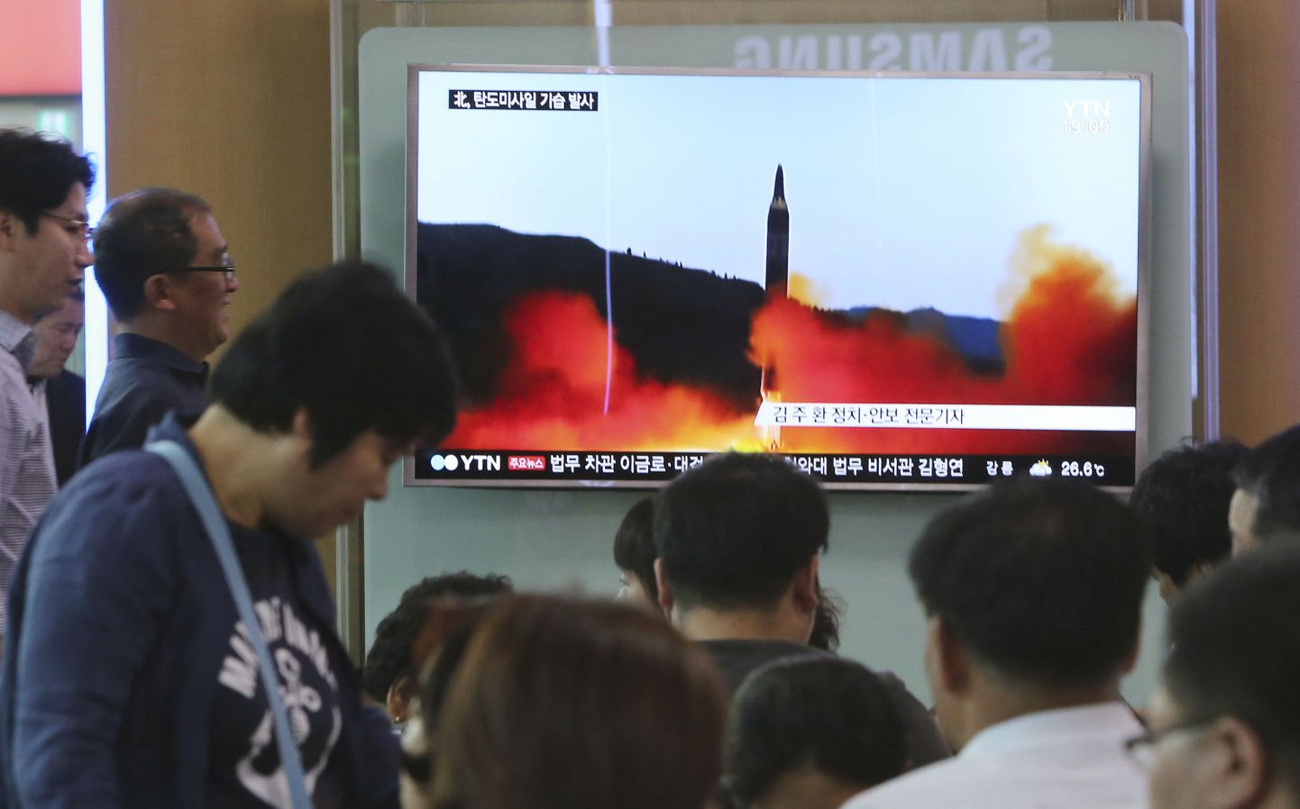 Lõunakorealased vaatavad teleuudiseid, kus teatati Põhja-Korea uuest raketikatsetusest.