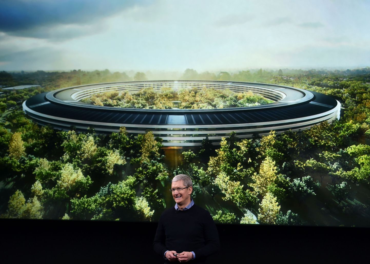 Apple'i tegevjuht Tim Cook uut peakontorit tutvustamas.