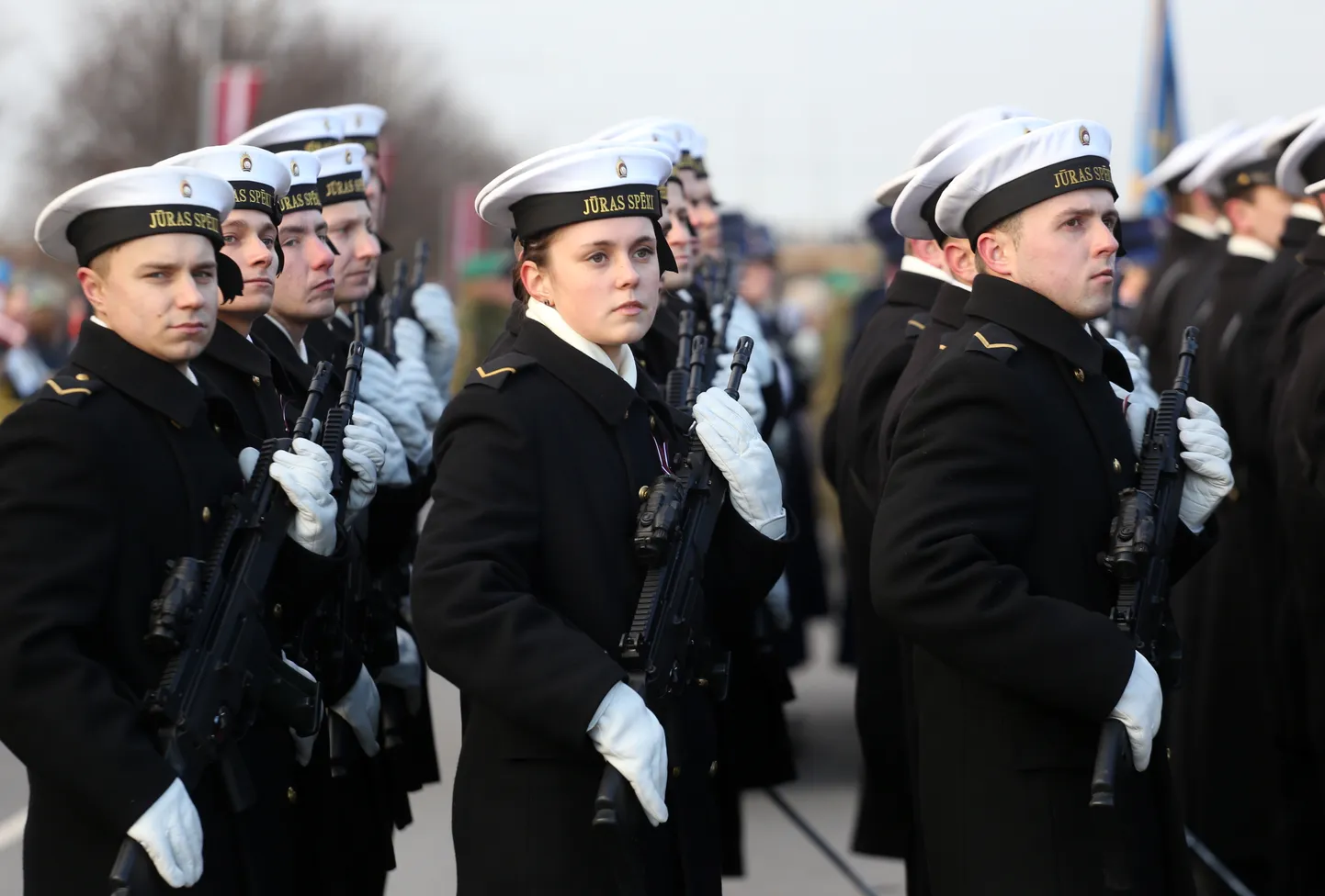 11.novembra krastmalā notiek Latvijas Republikas proklamēšanas 96.gadadienai veltītā Nacionālo bruņoto spēku parāde.