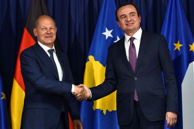 Канцлер Германии Олаф Шольц и премьер-министр Косово Альбин Курти обмениваются рукопожатием после пресс-конференции в Приштине, Косово, 10 июня 2022 года