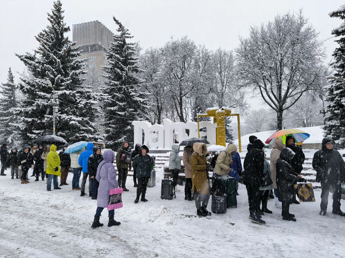 Очереди, растянувшиеся под праздники на переход границы в Нарве. В них стоят не только туристы, но и торговцы очередью, и так называемые несуны.
