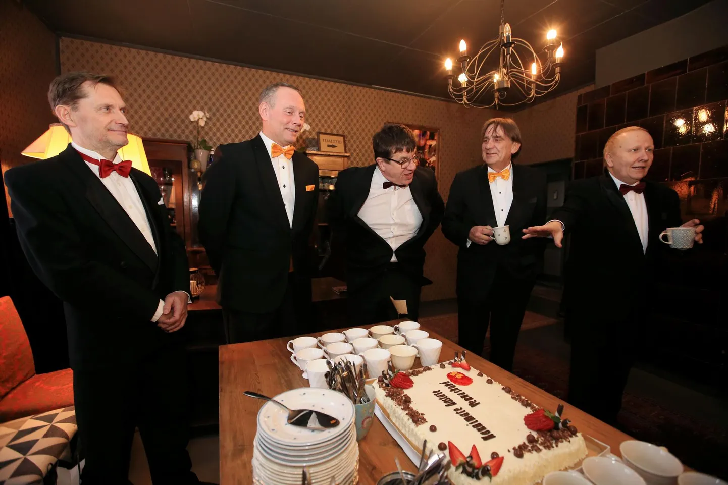 Kaunimate Aastate Vennaskond esineb 12. mail Rakvere teatris. Pildil Kaunimate Aastate Vennaskond koosseisus Jüri Lumiste (vasakult), Andres Dvinjaninov, Hannes Kaljujärv, Indrek Kalda, Toomas Lunge. Foto MARGUS ANSU EESTI MEEDIA
