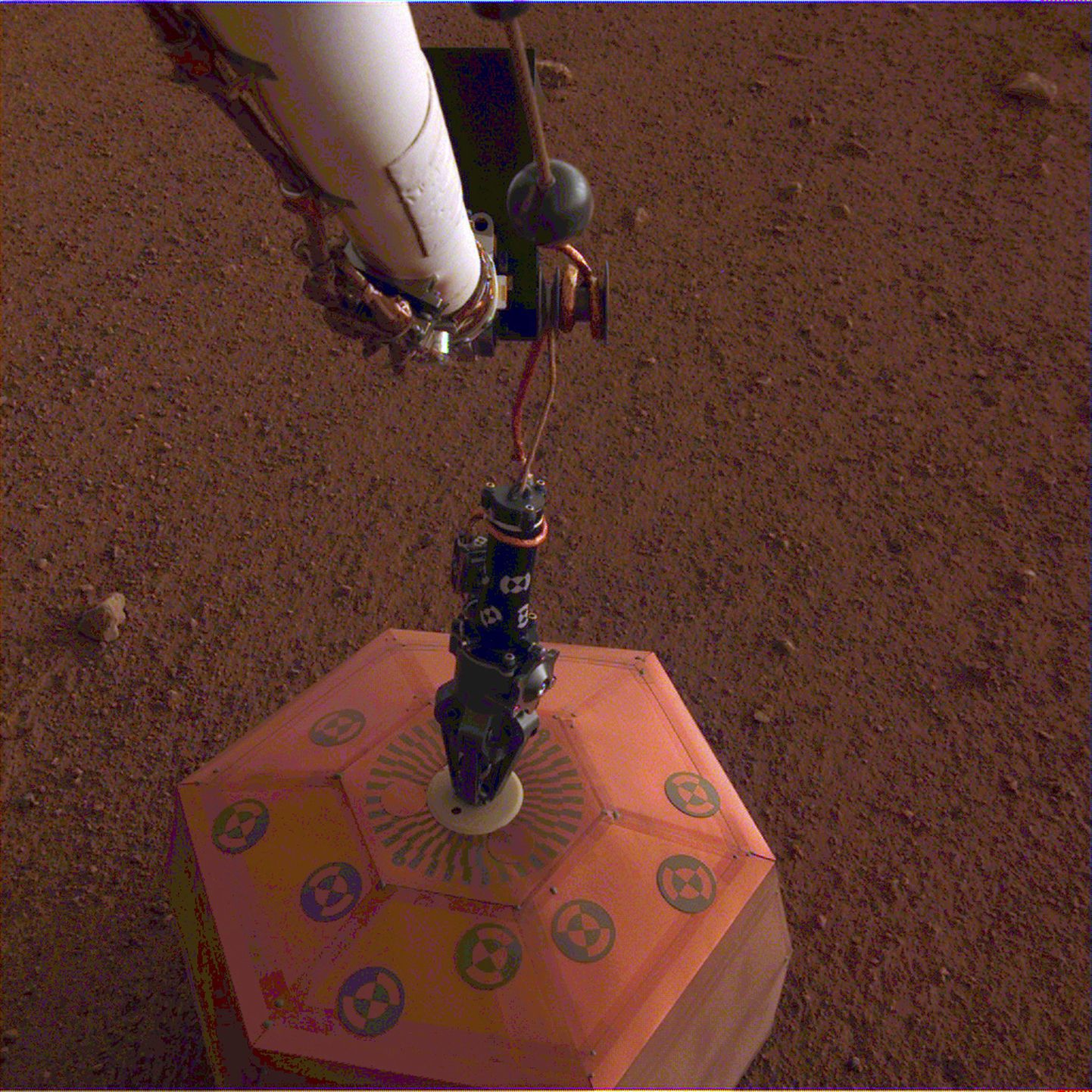 NASA zonde "InSight" novieto uz Marsa virsmas seismometru.