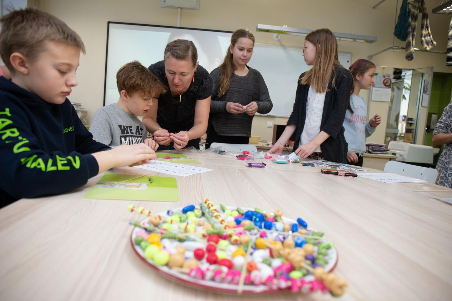 Tamme kooli õpetaja Viivika Keskküla käe all meisterdasid õpilased helmeid haiglaravil lastele.