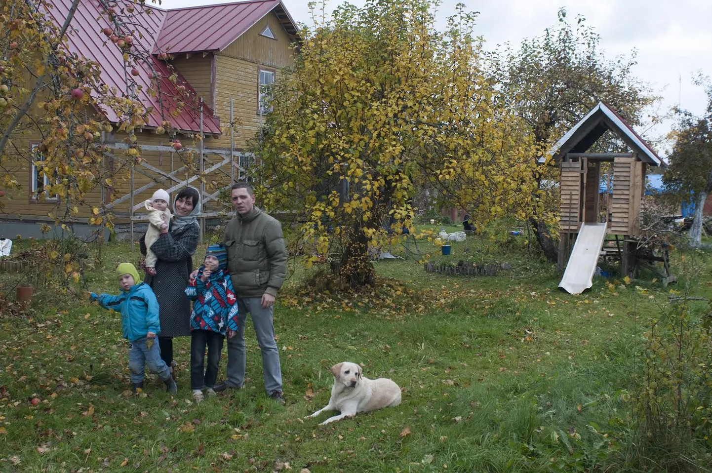 Семья – Алёна, Сергей, Тимур, Арсений, Василиса и собака Мэри во дворе своего дома в поселке Кяру.