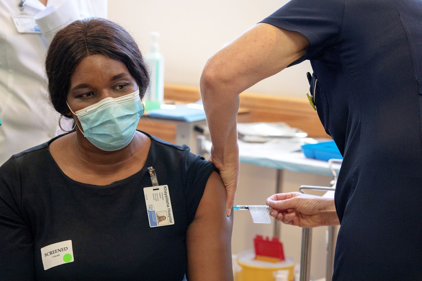 Lõuna-Aafrika Vabariigi Kaplinna Khayelitsha haigla medtöötaja vaktsineerimine Johnson&Johnson vaktsiiniga