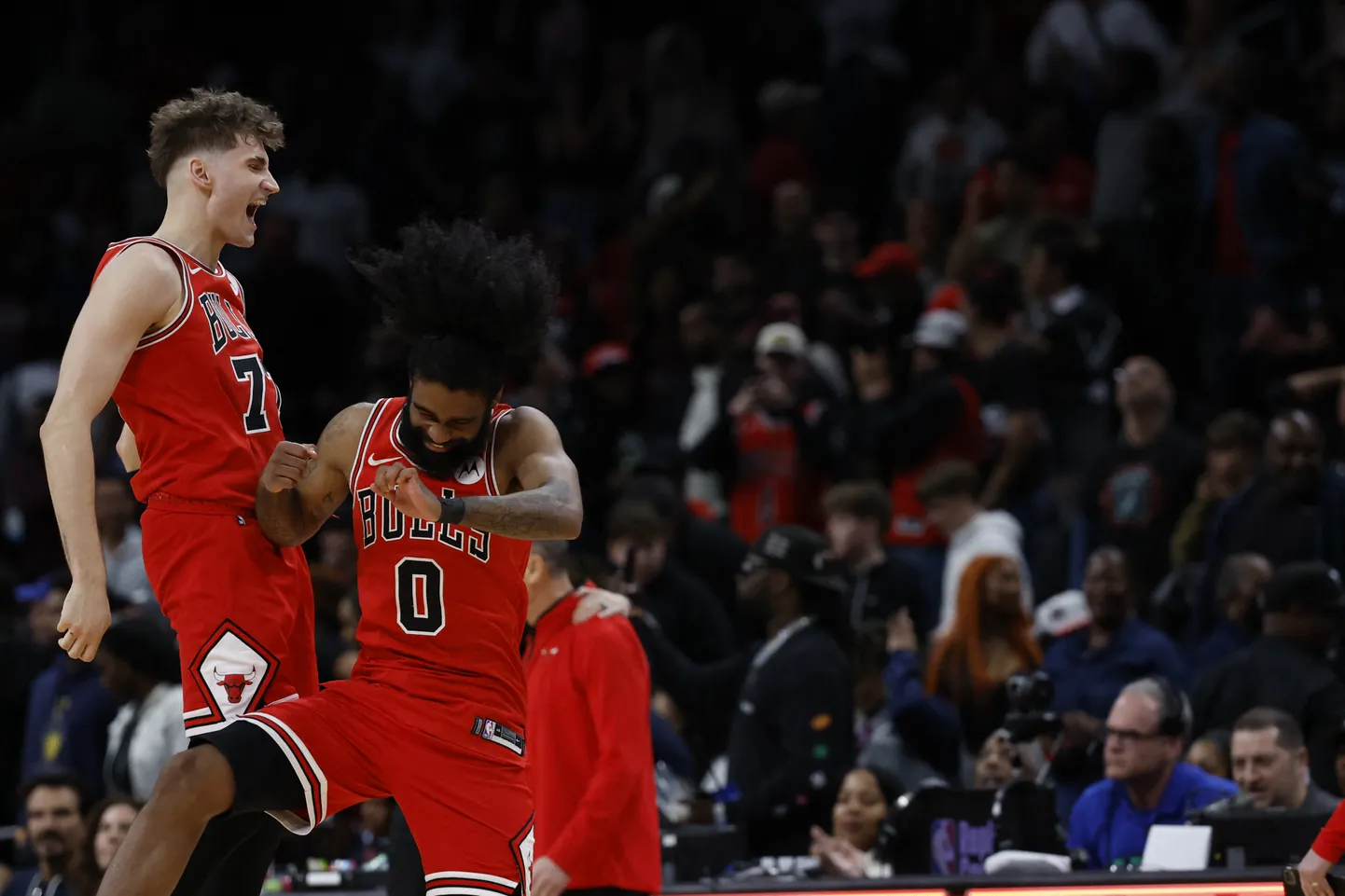 Henri Drell (vasakul) tähistab koos tiimikaaslase Coby White'iga.