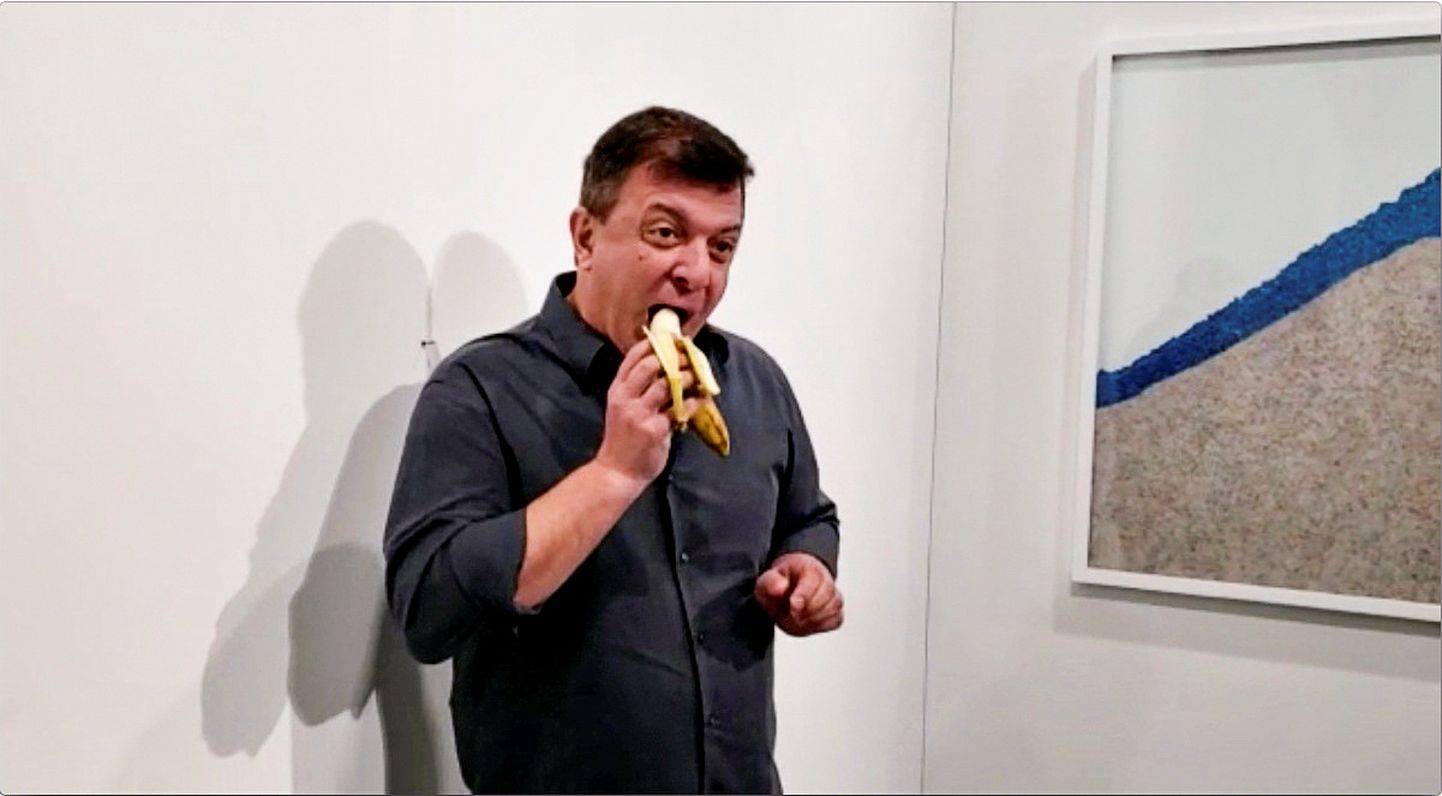 Maurizio Cattelani teose sõi esimest korda ära David Datuna 2019. aastal