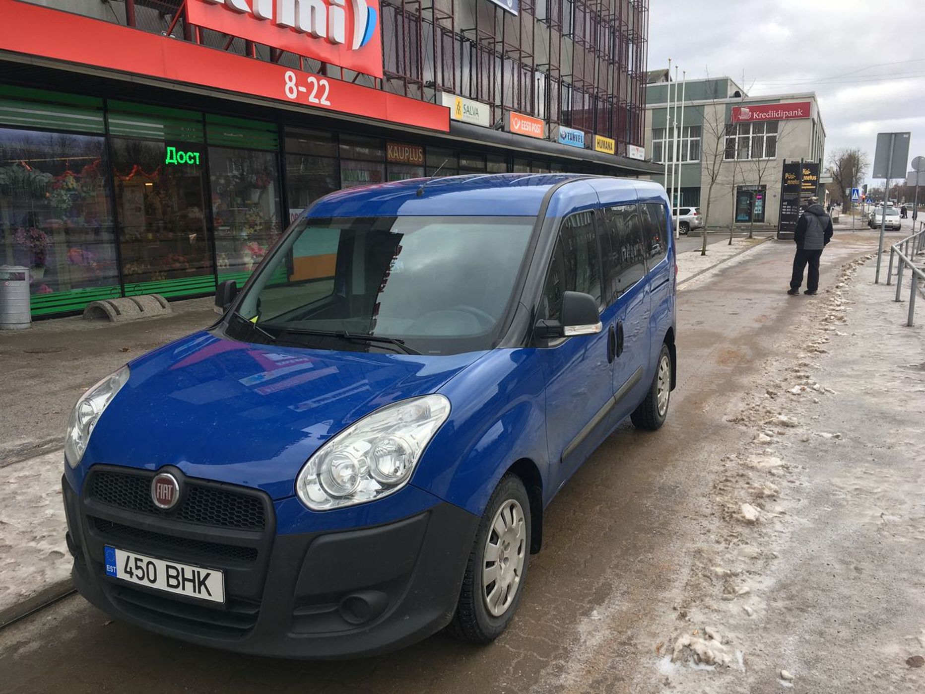 Поводом спросить мнение полицейского послужил этот автомобиль, попавший на фото, припаркованный на тротуаре у одного торгово-офисного центра в Нарве.