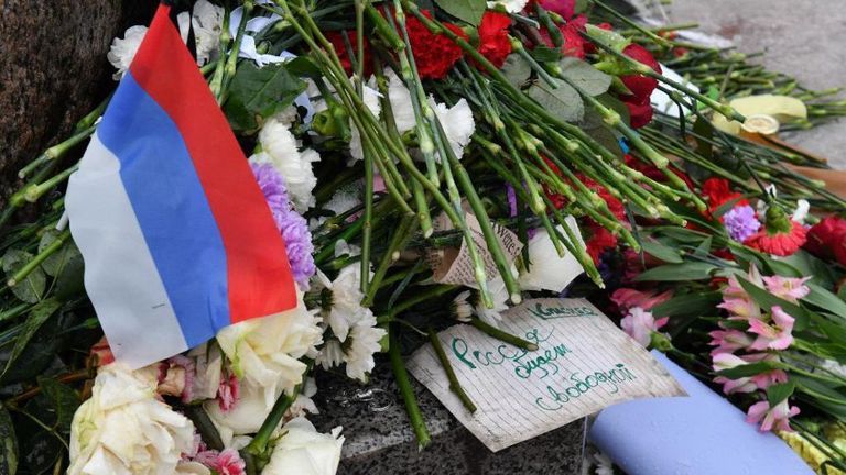 Жители Санкт-Петербурга принесли цветы к Соловецкому камню в память об Алексее Навальном